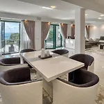 Vila Luxury Face To The Sea - Swimming Pool